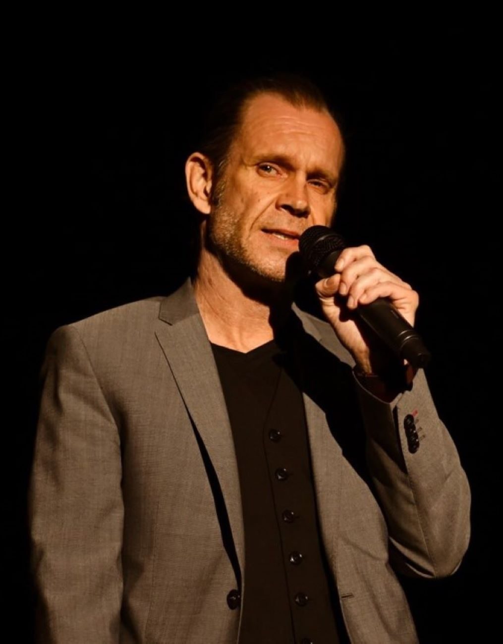 Göran Keetz: Texter, Werbetexter Hamburg, SEO Hamburg, SEO Texter, Konzepter, Konzeptioner, Suchmaschinenoptimierer, UX Designer Hamburg. Foto von GÖ mit Mikrophon. 