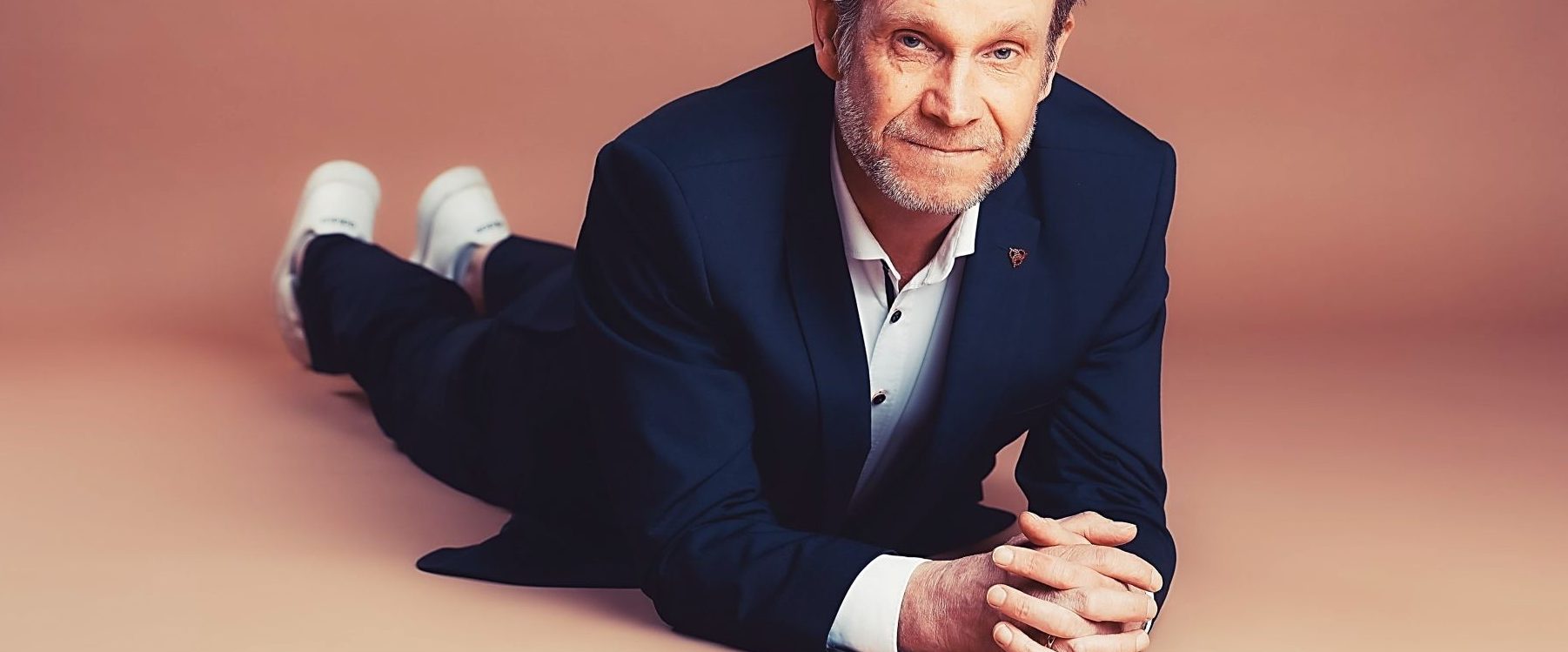 Foto: Texter Freelancer Göran Keetz mit Mikro: freier SEO Texter, Werbetexter, Website-Texter und Blogartikelschreiber in und aus Hamburg.