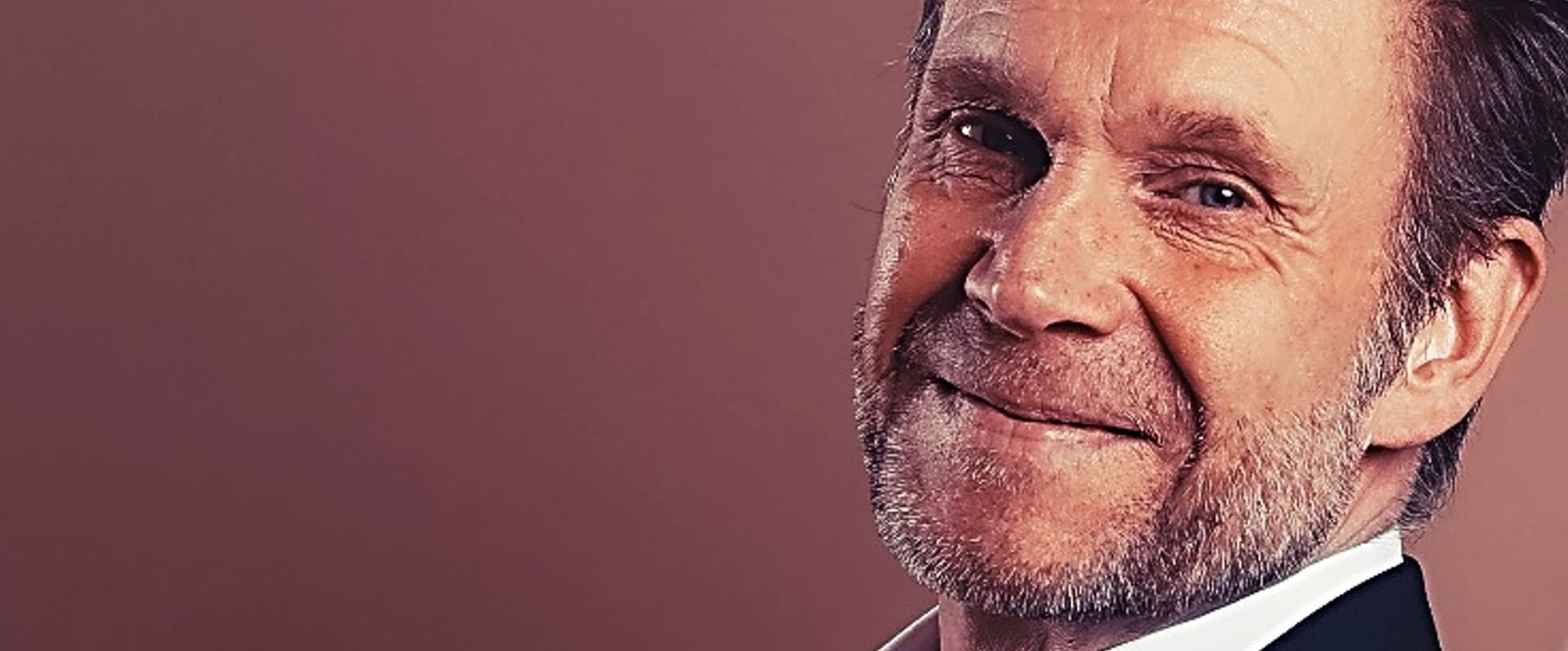 Foto: Texter Freelancer Göran Keetz mit Mikro: freier SEO Texter, Werbetexter, Website-Texter und Blogartikelschreiber in und aus Hamburg.